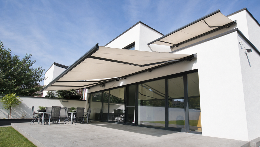 Full-Cassette Awnings: Deliver 100% total enclosure, sealing the fabric, motor, and articulated arms inside a weatherproof aluminum capsule.