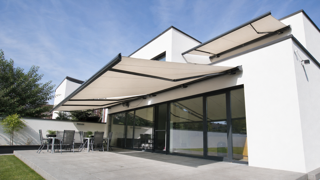 Full-Cassette Awnings: Deliver 100% total enclosure, sealing the fabric, motor, and articulated arms inside a weatherproof aluminum capsule.