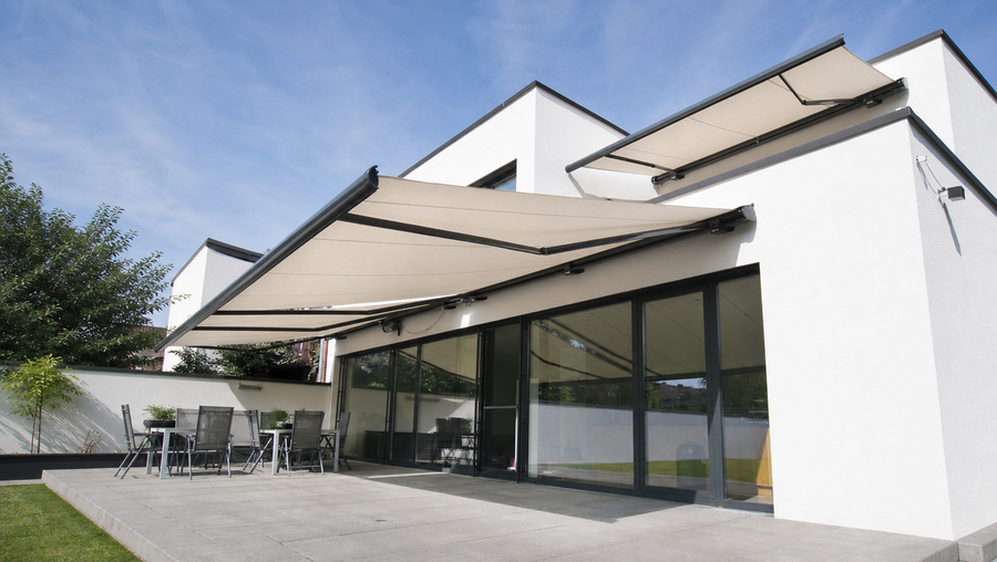 Full-Cassette Awnings: Deliver 100% total enclosure, sealing the fabric, motor, and articulated arms inside a weatherproof aluminum capsule.